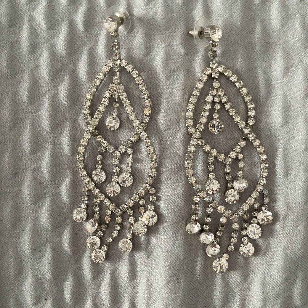 Gorgeous earrings from Cache - Picture 2 of 3